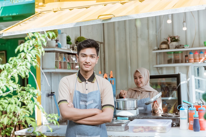 Pemilik cafe muda dengan apron — target customer Erka Store