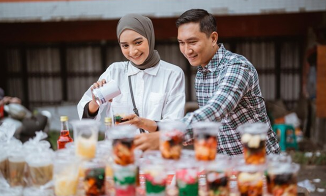 Pelanggan di pasar kuliner