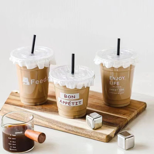 Cup sablon estetik di atas meja kayu dengan suasana cafe