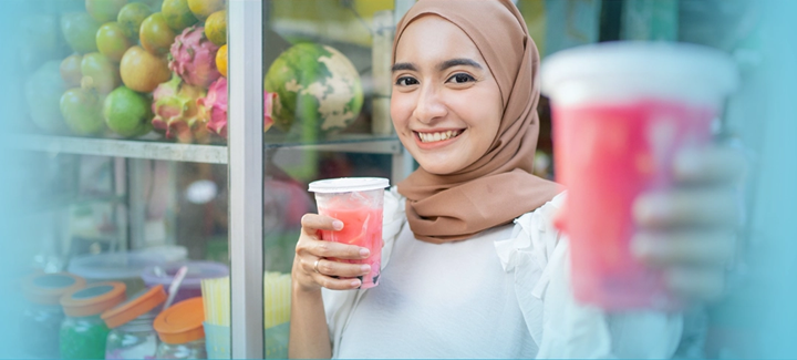Pelanggan melayani pembeli dengan cup custom