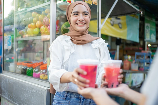 Penjual minuman di kedai dengan cup custom