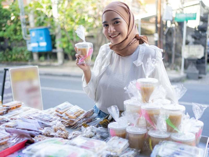 Penjual street food dengan produk cup Erka Store